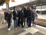 Foto auf dem Herforder Bahnhof (v.l.n.r.): Claudia Raukohl, Matthi Bolte, Sascha Steffen, Johannes Ridderbusch, Angela Schmalhorst, Herbert Even, Toni Hofreiter, Heidi Hetz