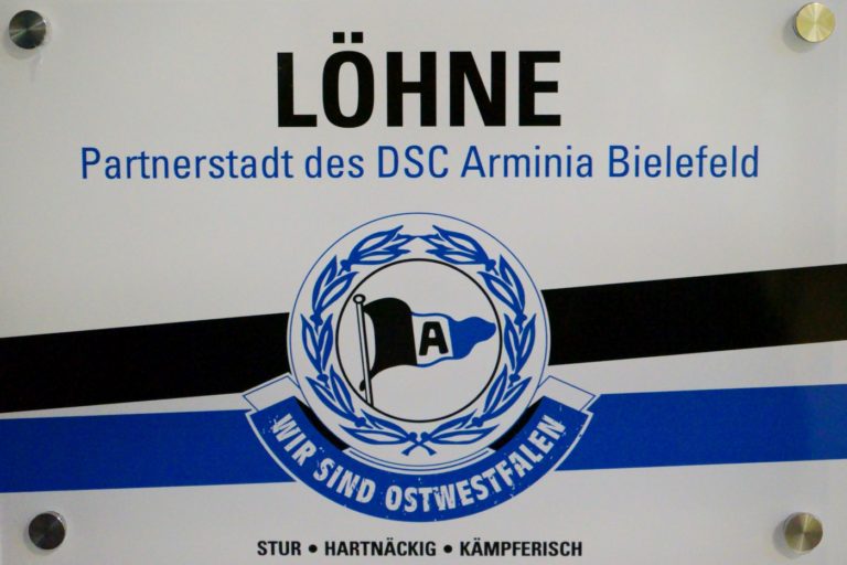 2 Schilder für die Kooperationspartnerschaft mit DSC Arminia Bielefeld
