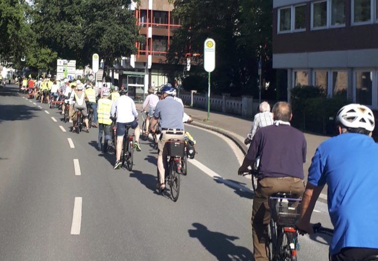 Fahrraddemo in Herford macht auf Mißstände für den Radverkehr aufmerksam.