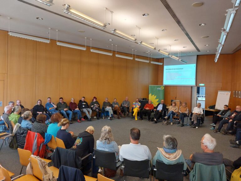 Volles Haus, klare Kante! Über 40 Engagierte aus allen Kommunen kamen am Sonntag zusammen, um zu diskutieren: Wie gehen wir mit anderen Parteien in Räten um?