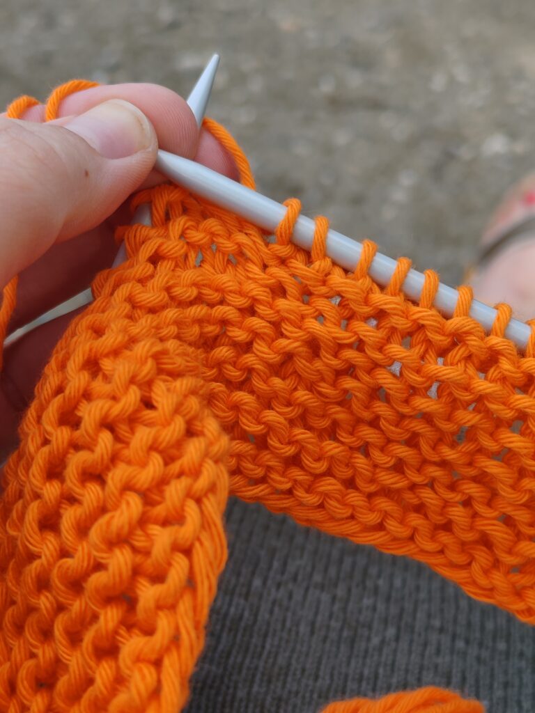 Orange Maschen im Grünen im Steinmeisterpark